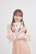 自身の写真集を抱きしめる守屋麗奈。 (c)Seed & Flower LLC/竹書房 撮影:NAE.