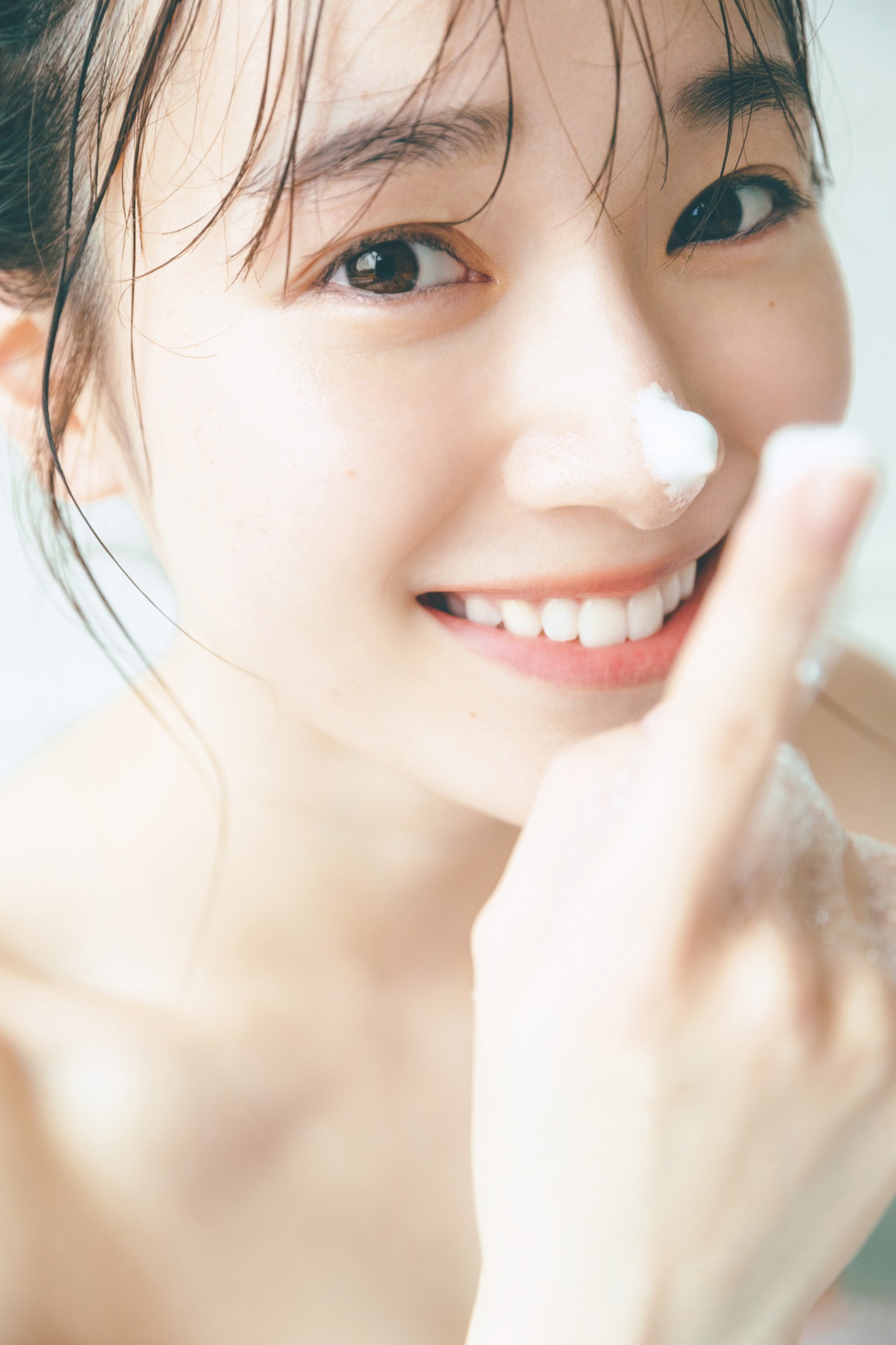 守屋麗奈「笑顔のグー、チョキ、パー」より。(c)Seed & Flower LLC／竹書房（撮影：東 京祐）