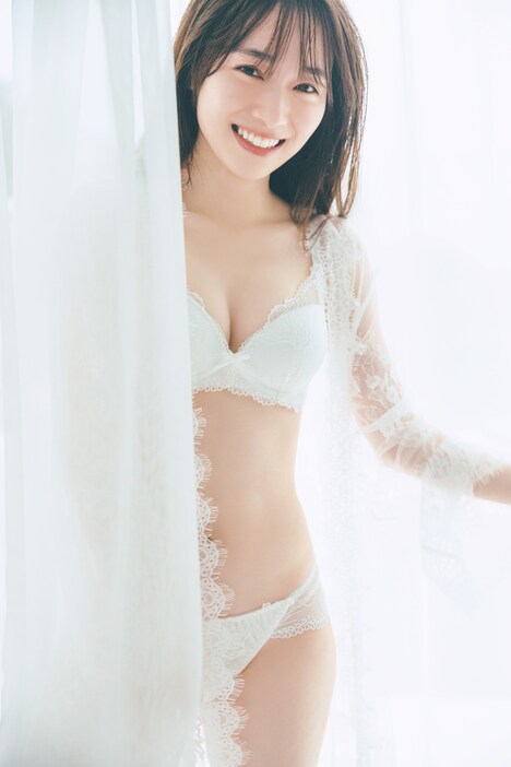 守屋麗奈「笑顔のグー、チョキ、パー」より。(c)Seed & Flower LLC/竹書房(撮影:東 京祐)