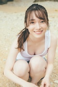 守屋麗奈「笑顔のグー、チョキ、パー」より。(c)Seed & Flower LLC/竹書房(撮影:東 京祐)