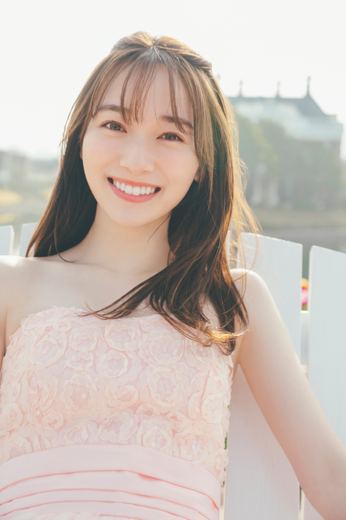守屋麗奈「笑顔のグー、チョキ、パー」より。(c)Seed & Flower LLC／竹書房（撮影：東 京祐）