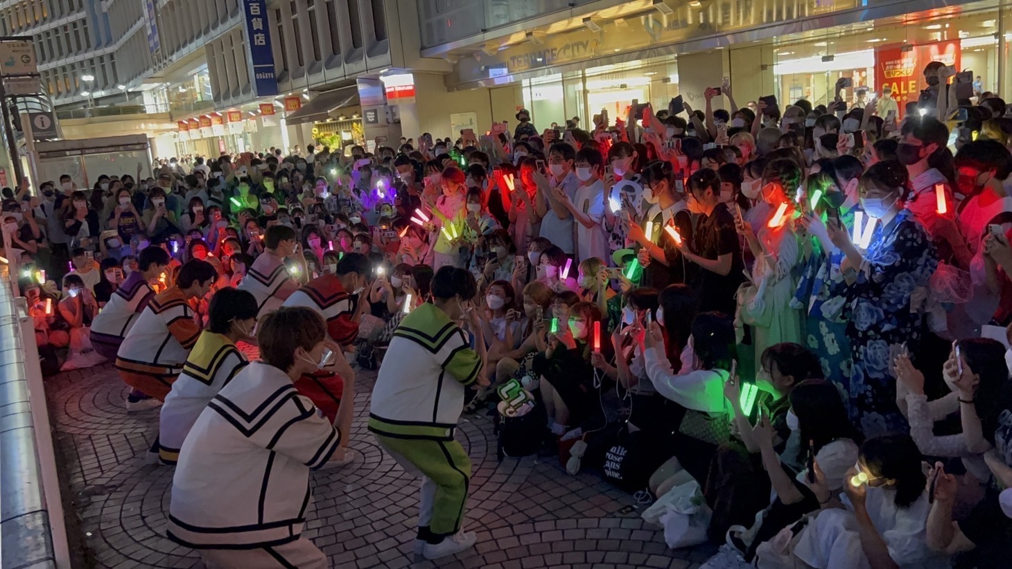 8月11日に東京・新宿駅前で行われた路上ライブの様子。