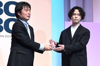 トロフィーを受け取る江崎文武（WONK）。