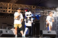 左から栗田善太郎、バッドニーくん、松隈ケンタ。