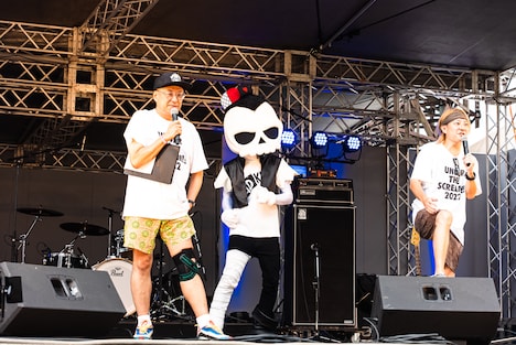 左から栗田善太郎、バッドニーくん、松隈ケンタ。