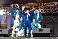 日本経済大学学生によるパフォーマンスの様子。