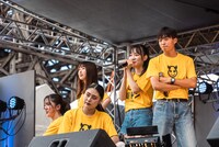 日本経済大学学生によるパフォーマンスの様子。