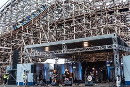 「アンスク2022」大分の遊園地でBuzz72+、どぶろっく、エバヤン、ギャンパレ、豆柴ら白熱ライブ