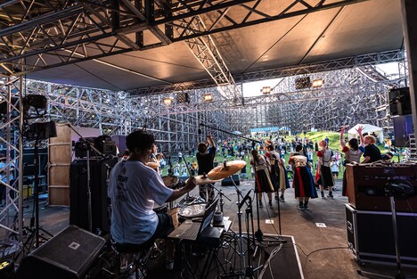 Buzz72+とGANG PARADEによる「FOUL」コラボセッションの様子。