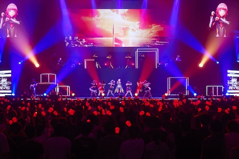 VALISとのパフォーマンスの様子。