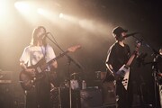 左からやぎひろみ（G）、木下理樹（Vo, G）。（撮影：中野敬久）