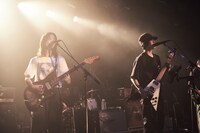 左からやぎひろみ（G）、木下理樹（Vo, G）。（撮影：中野敬久）