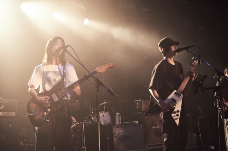 左からやぎひろみ（G）、木下理樹（Vo, G）。（撮影：中野敬久）