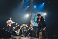 ZAZEN BOYSとLEO今井。（撮影：東美樹）