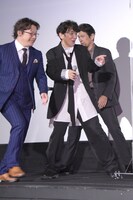 立ち位置がわからず混乱する三木孝浩監督（左）、ユースケ・サンタマリア（中央）、江口洋介（右）。