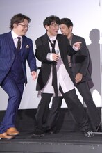 立ち位置がわからず混乱する三木孝浩監督（左）、ユースケ・サンタマリア（中央）、江口洋介（右）。