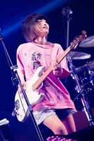 しばたありぼぼ（B, Vo）（撮影：田中聖太郎）