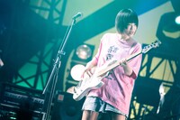 しばたありぼぼ（B, Vo）（撮影：田中聖太郎）