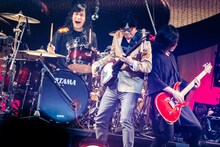 左からもりもと、津軽三味線を弾くしばたの父、こやま。（撮影：田中聖太郎）