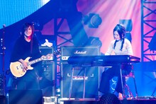 「眠いオブザイヤー受賞」でキーボードを弾くこやまたくやの母（右）とこやま。（撮影：田中聖太郎）