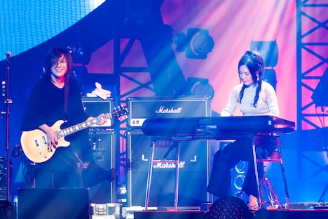 「眠いオブザイヤー受賞」でキーボードを弾くこやまたくやの母（右）とこやま。（撮影：田中聖太郎）