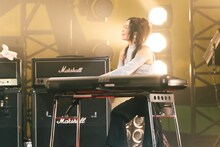 「眠いオブザイヤー受賞」でキーボードを弾くこやまたくやの母。（撮影：田中聖太郎）