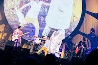 「タンクトップくんのキャラソン」で登場したタンクトップくんとマサヒロくん。（撮影：田中聖太郎）