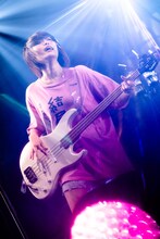 しばたありぼぼ（B, Vo）（撮影：田中聖太郎）