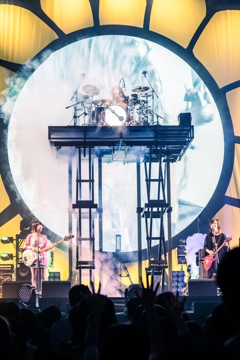 「げんきもりもり！モーリーファンタジー」で高く上げられたもりもと（中央）。（撮影：田中聖太郎）