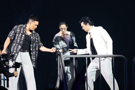 左から小柳心、塩野瑛久、荒井敦史。