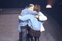 抱き合うRYOKI、川村壱馬、ユウタ、吉野北人。