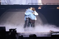 抱き合うRYOKI、川村壱馬、ユウタ、吉野北人。