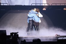 抱き合うRYOKI、川村壱馬、ユウタ、吉野北人。