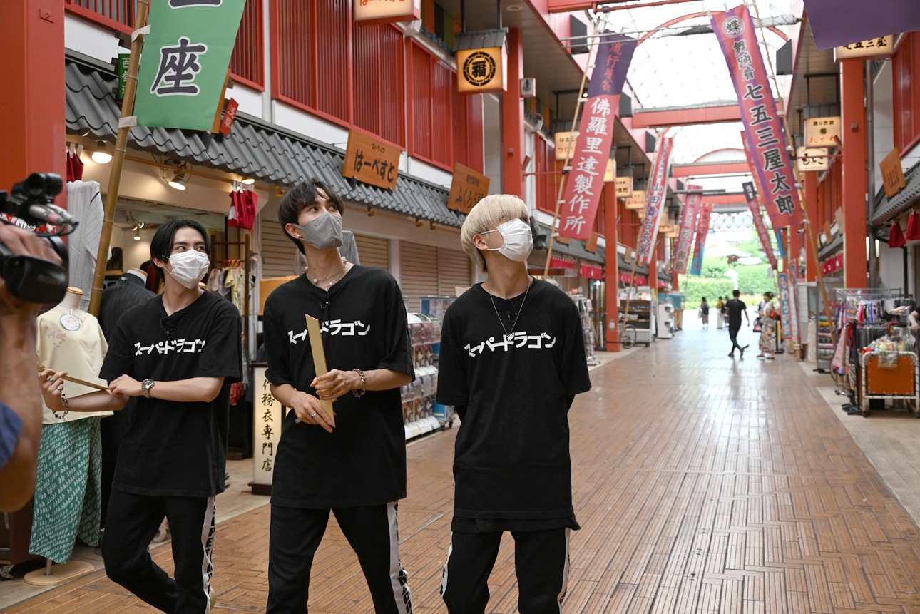 浅草の商店街を歩く（左から）松村和哉、ジャン海渡、田中洸希。
