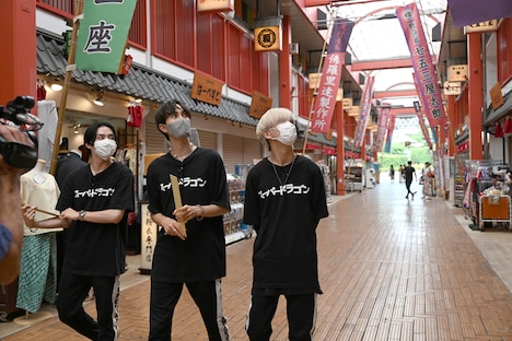 浅草の商店街を歩く（左から）松村和哉、ジャン海渡、田中洸希。