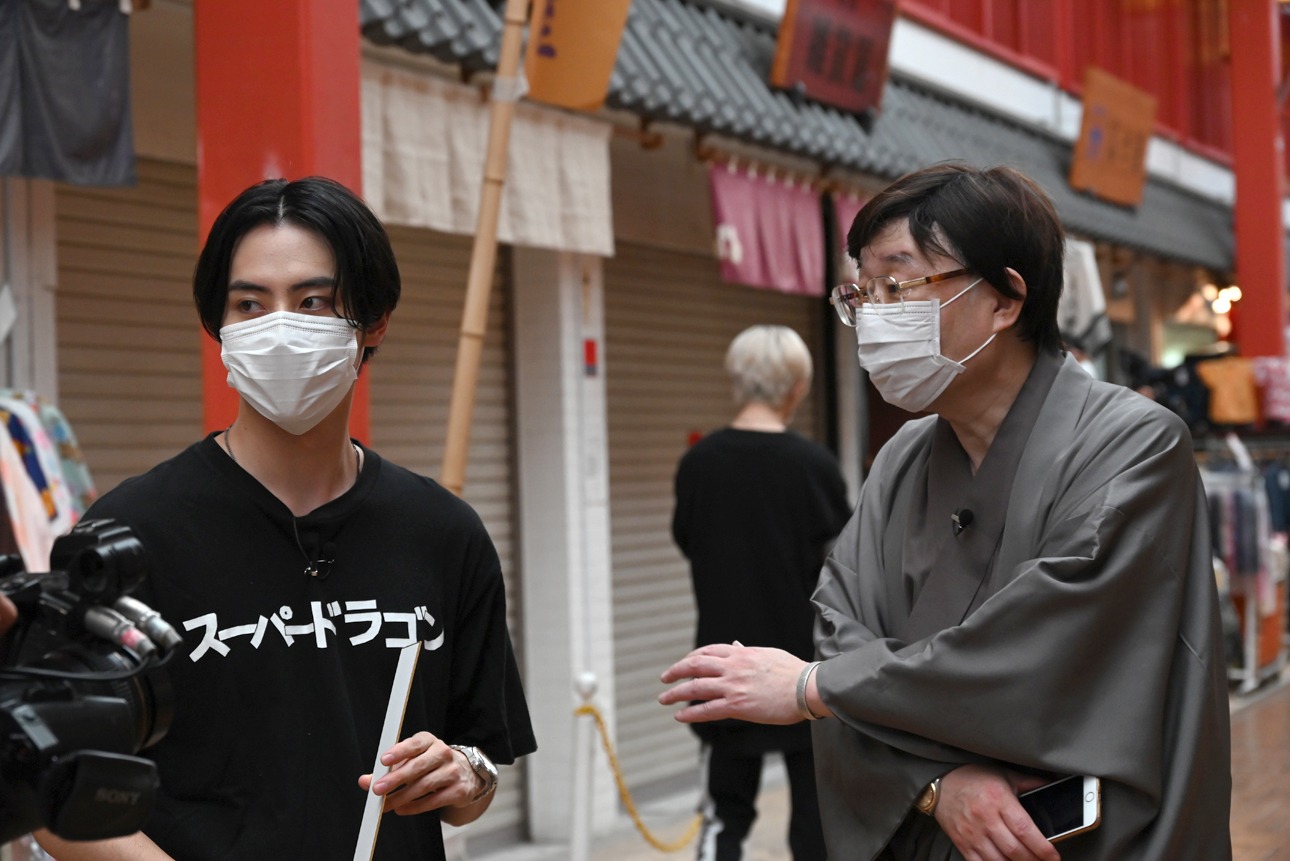松村和哉（左）