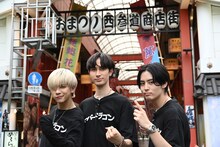 浅草を訪れた（左から）田中洸希、ジャン海渡、松村和哉。