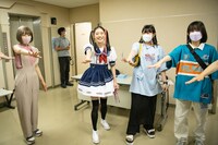 ライブ直前に円陣を組む風見和香（左から2番目）。