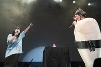 スタッフとしてステージに駆け付けた柏木ひなた（左）。