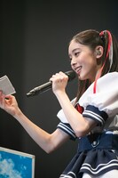 エビ中ファミリーからの質問を読み上げる風見和香。