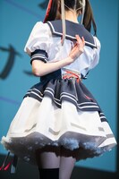 衣装のポイントを説明する風見和香。