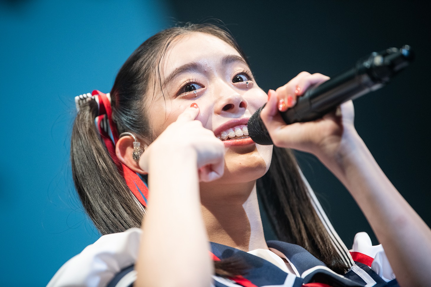 目元のラメが外れたと思い込みうろたえる風見和香。