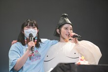 肩を組む柏木ひなた（左）と風見和香（風見和香）。
