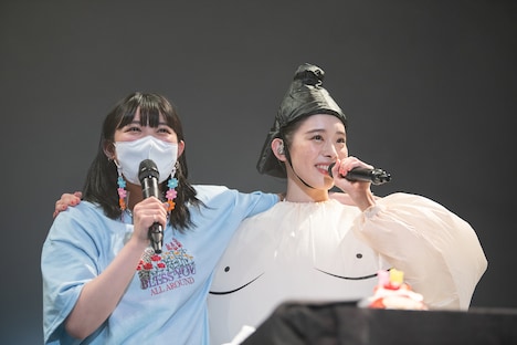 肩を組む柏木ひなた（左）と風見和香（風見和香）。