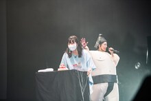 ケーキを撤収する柏木ひなた（手前）。