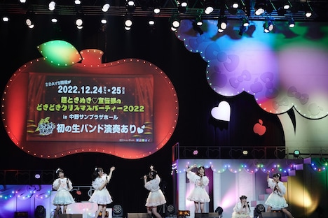 「超ときめき♡宣伝部のどきどき♡クリスマスパーティー2022」について告知する超ときめき♡宣伝部。