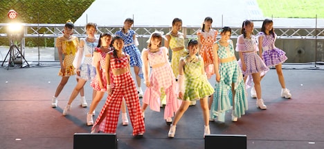 「つばきファクトリーの夏祭り 2022 ~灼熱~」の様子。