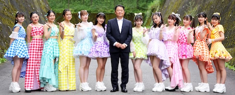 つばきファクトリーと山梨県知事の長崎幸太郎。