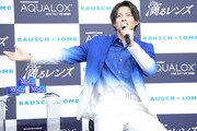 「ボシュロム アクアロックス ワンデー UV シン」の新CM「滴る男」編のワンシーンを再現する平野紫耀（King & Prince）。