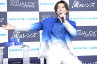 「ボシュロム アクアロックス ワンデー UV シン」の新CM「滴る男」編のワンシーンを再現する平野紫耀（King & Prince）。